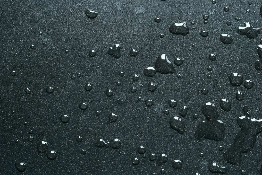 krople wody na betonie