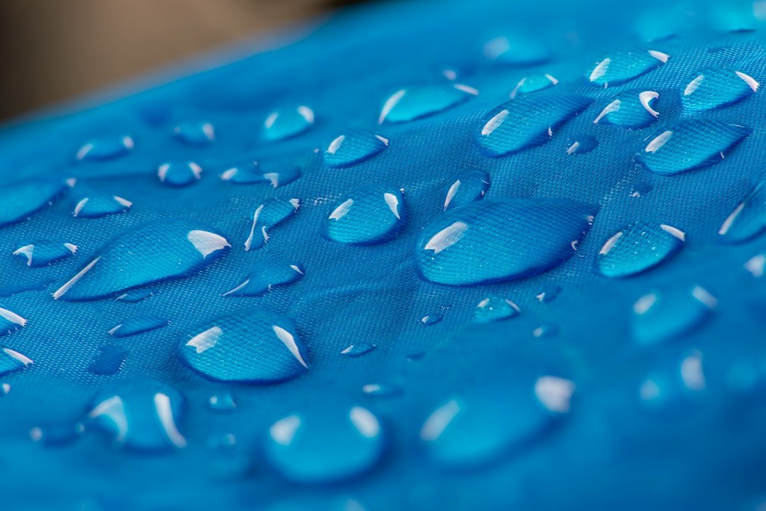 krople wody na niebieskim materiale