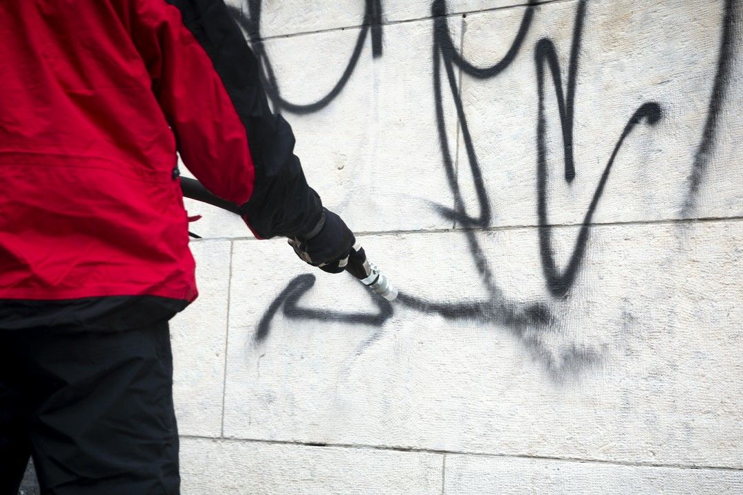 ścieranie graffiti